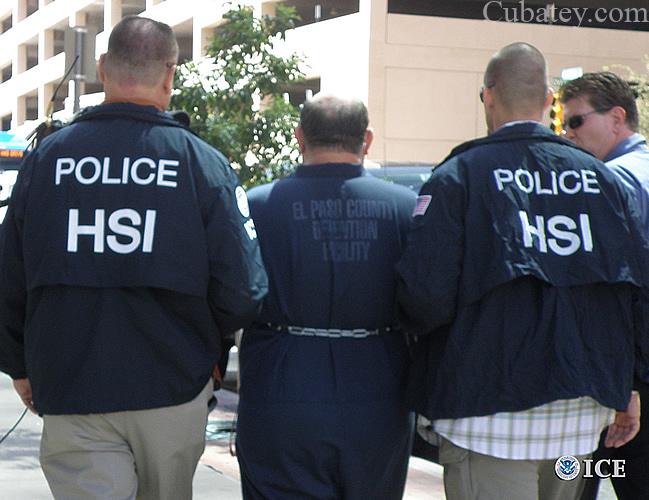 Autoridades acreditan a miles de personas para combatir fraude a indocumentados