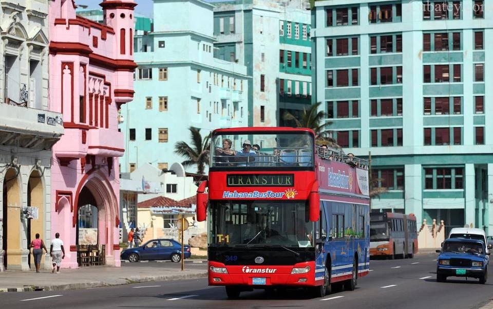 Cuidado-Invertir en Cuba es una apuesta de alto riesgo. cuba autobus-turistas-cubatey-noticias-de-cuba