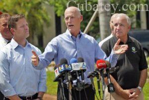 El gobernador de Florida, Rick Scott (c) tiene una rueda de prensa junto con el vicegobernador Carlos López-Cantera (i) y el alcalde de Miami Dade Carlos Giménez