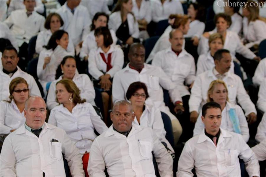 Cuba promete devolver puestos de trabajo a médicos emigrados que regresen Cuba promete devolver puestos de trabajo a médicos emigrados que regresen