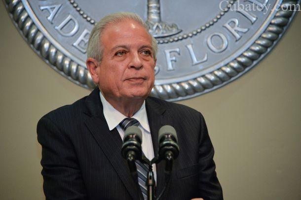 El alcalde de Miami, Tomás Regalado, pide al Congreso perpetuar créditos que ayudan a familias