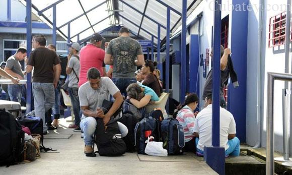 Costa Rica planea siete vuelos en febrero para el traslado de migrantes cubanos Costa Rica planea siete vuelos en febrero para el traslado de migrantes cubanos