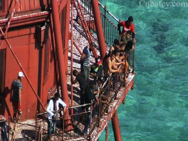 Juez decide repatriar a los balseros cubanos del faro Sugarloaf Key Vente balseros del faro fueron llevados a la Base Naval de Guantánamo