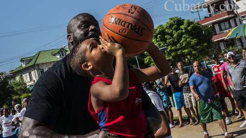 Shaquille O’Neal juega baloncesto con niños en las calles de La Habana Shaquille O'Neal juega baloncesto con niños en las calles de La Habana