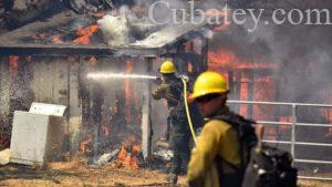 Más de 100 viviendas destruidas por un violento incendio forestal en el norte de California