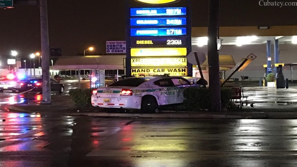 Patrulla de la policía de Miami Dade se estrella contra vehículo