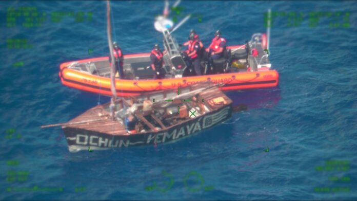 Guardia Costera de EE. UU. repatría a 46 balseros cubanos