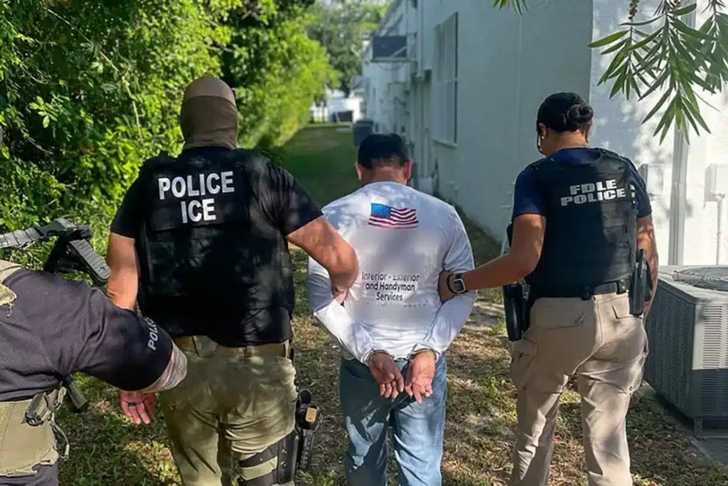 Cubanos en Florida enfrentan un aumento histórico de deportaciones Las fuerzas del orden estatales participan en una operación contra la inmigración ilegal en Florida que, según el ICE, resultó en el arresto de casi 800 personas en cuatro días.